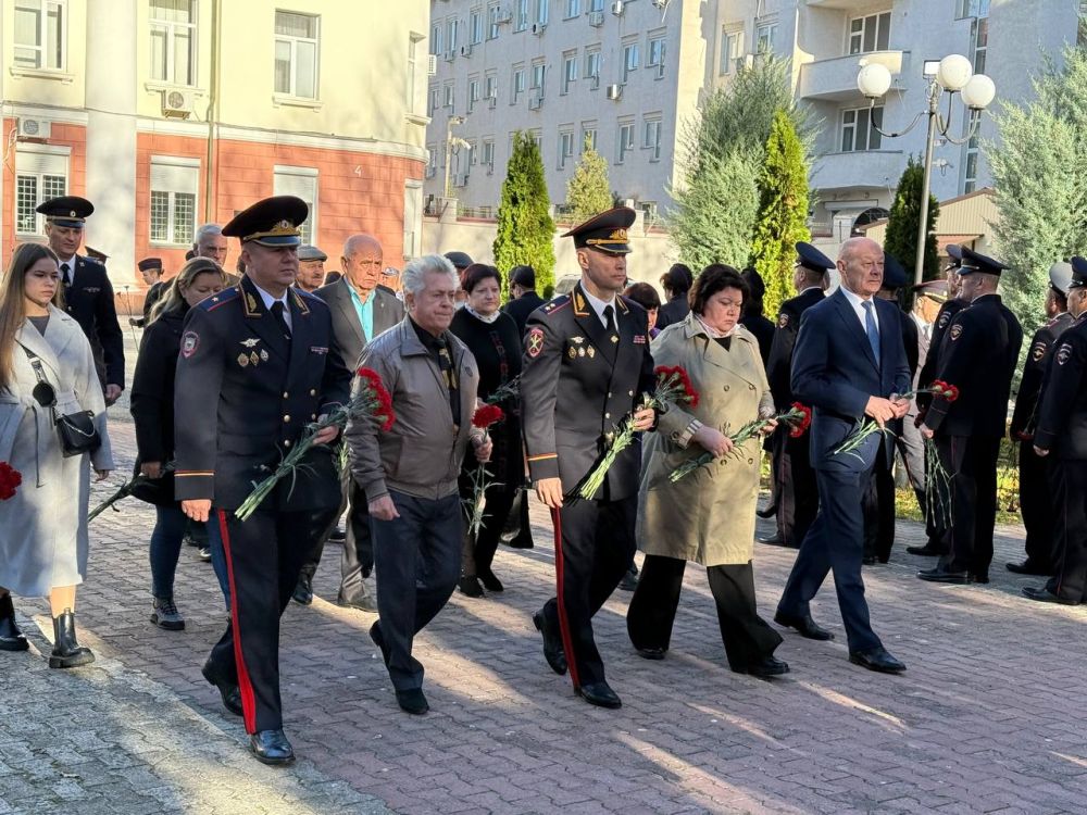В Крыму почтили память сотрудников органов внутренних дел, погибших при исполнении служебных обязанностей В Крыму почтили память сотрудников органов внутренних дел, погибших при исполнении служебных обязанностей