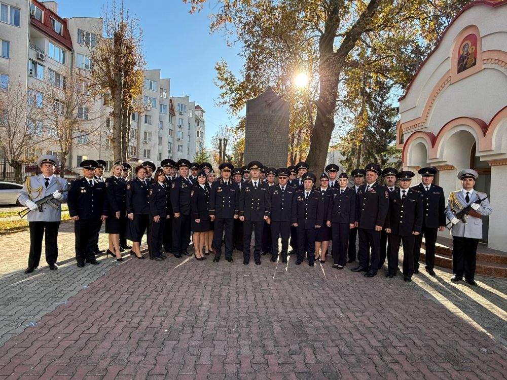 В Крыму почтили память сотрудников органов внутренних дел, погибших при исполнении служебных обязанностей В Крыму почтили память сотрудников органов внутренних дел, погибших при исполнении служебных обязанностей