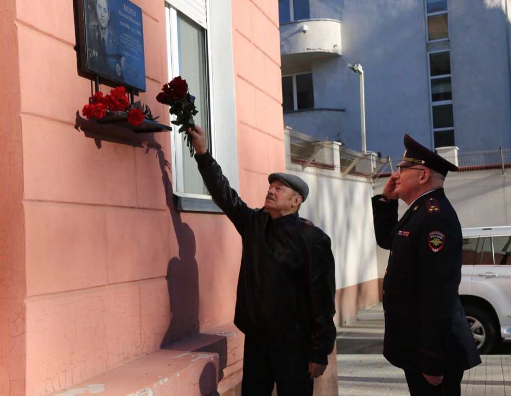 В Крыму почтили память сотрудников органов внутренних дел, погибших при исполнении служебных обязанностей В Крыму почтили память сотрудников органов внутренних дел, погибших при исполнении служебных обязанностей