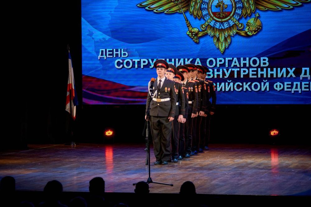 Сотрудников полиции Ялты поздравили с профессиональным праздником Сотрудников полиции Ялты поздравили с профессиональным праздником