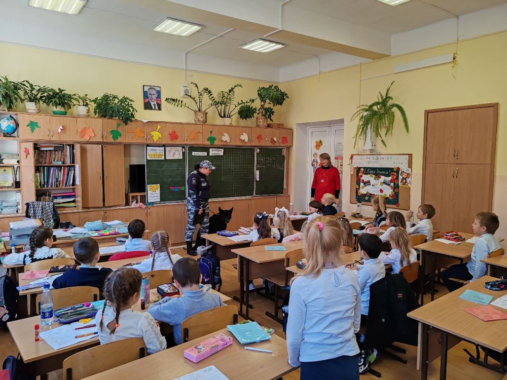 В Ялте полицейские и общественники провели уроки мужества для школьников В Ялте полицейские и общественники провели уроки мужества для школьников