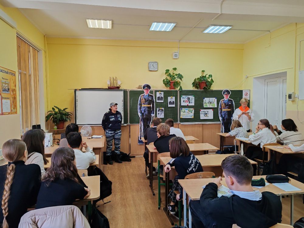 В Ялте полицейские и общественники провели уроки мужества для школьников В Ялте полицейские и общественники провели уроки мужества для школьников