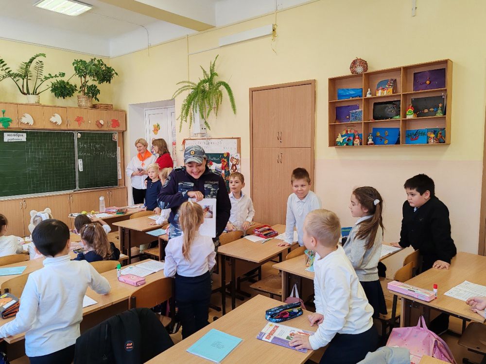 В Ялте полицейские и общественники провели уроки мужества для школьников В Ялте полицейские и общественники провели уроки мужества для школьников