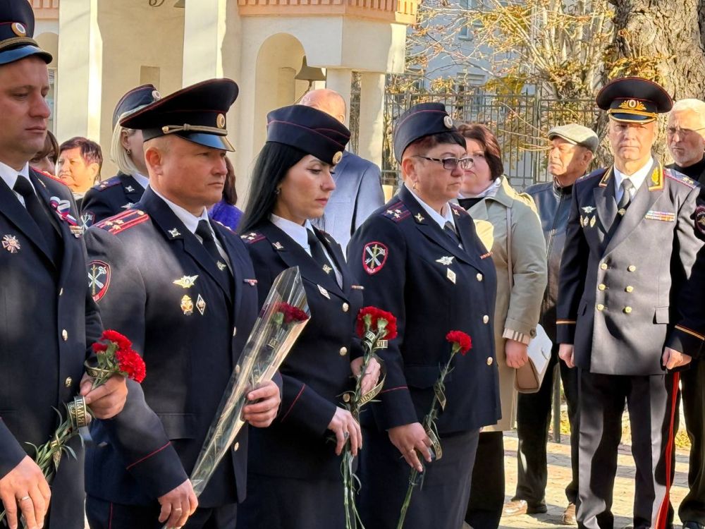В Крыму почтили память сотрудников органов внутренних дел, погибших при исполнении служебных обязанностей В Крыму почтили память сотрудников органов внутренних дел, погибших при исполнении служебных обязанностей