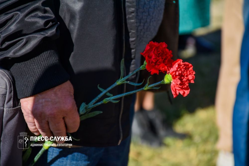 В Евпатории открыли мемориальную доску Михаилу Хазанзуну В Евпатории открыли мемориальную доску Михаилу Хазанзуну