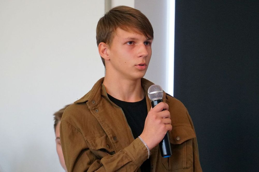 Александр Юрьев: Сегодня в рамках программы «ГосСтарт. Диалог» встретился с евпаторийскими студентами и школьниками в молодёжном центре «ПРОдвижение» Александр Юрьев: Сегодня в рамках программы «ГосСтарт. Диалог» встретился с евпаторийскими студентами и школьниками в молодёжном центре «ПРОдвижение»