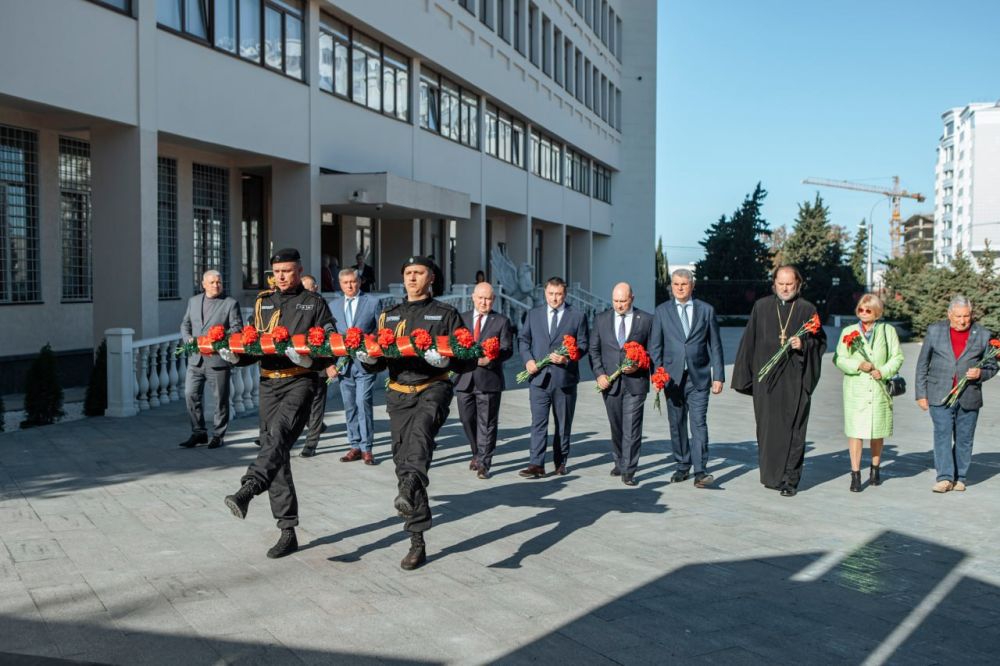 В Управлении МВД России по г. Севастополю почтили память сотрудников органов внутренних дел, погибших при выполнении служебных обязанностей В Управлении МВД России по г. Севастополю почтили память сотрудников органов внутренних дел, погибших при выполнении служебных обязанностей