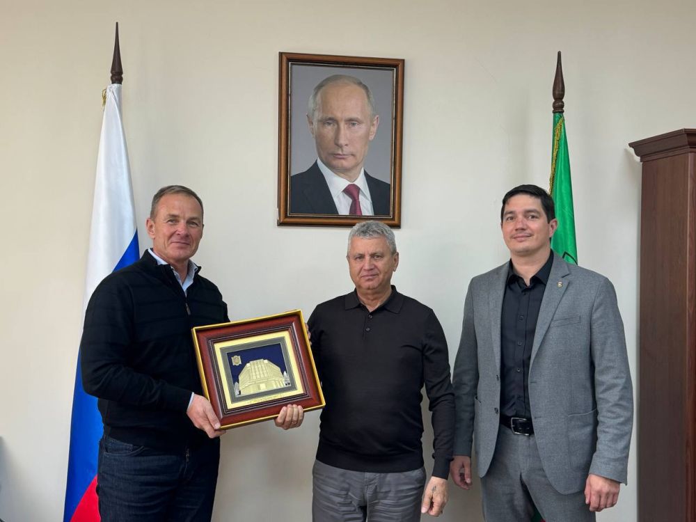 Депутат Государственного Совета Республики Крым Виталий Шатунов побывал с рабочим визитом в Запорожской области, где передал... Депутат Государственного Совета Республики Крым Виталий Шатунов побывал с рабочим визитом в Запорожской области, где передал...