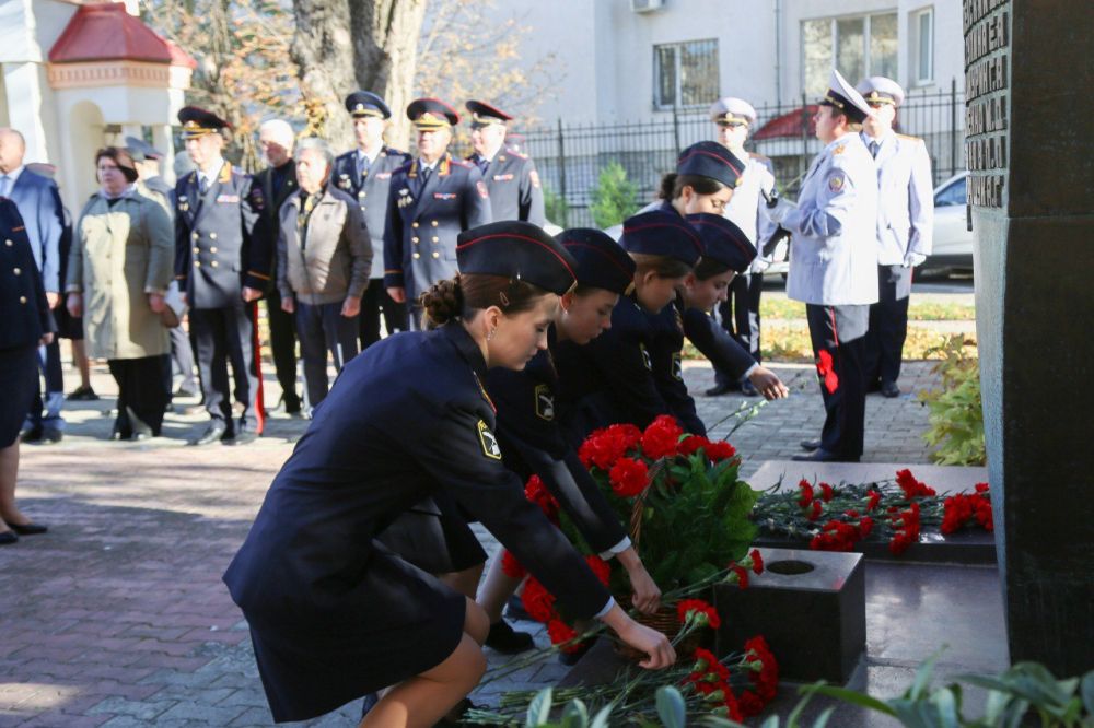 В Крыму почтили память сотрудников органов внутренних дел, погибших при исполнении служебных обязанностей В Крыму почтили память сотрудников органов внутренних дел, погибших при исполнении служебных обязанностей
