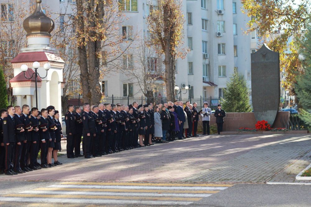В Крыму почтили память сотрудников органов внутренних дел, погибших при исполнении служебных обязанностей В Крыму почтили память сотрудников органов внутренних дел, погибших при исполнении служебных обязанностей