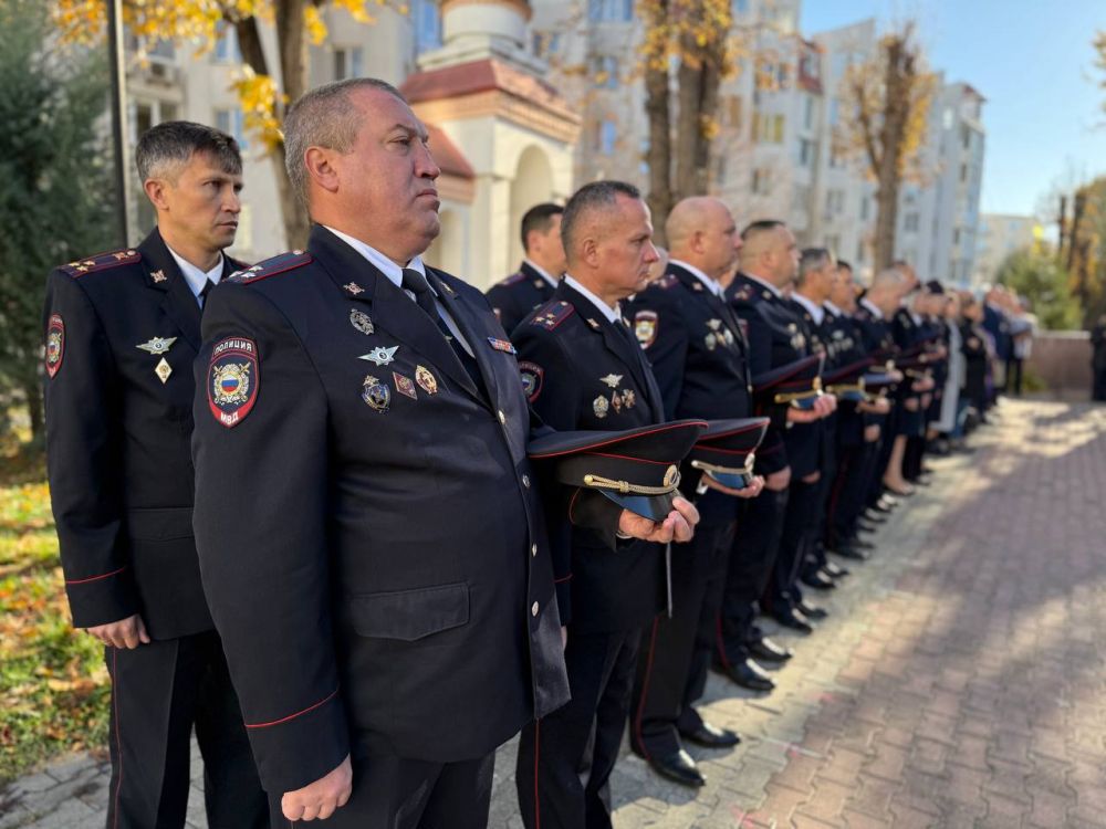 В Крыму почтили память сотрудников органов внутренних дел, погибших при исполнении служебных обязанностей В Крыму почтили память сотрудников органов внутренних дел, погибших при исполнении служебных обязанностей