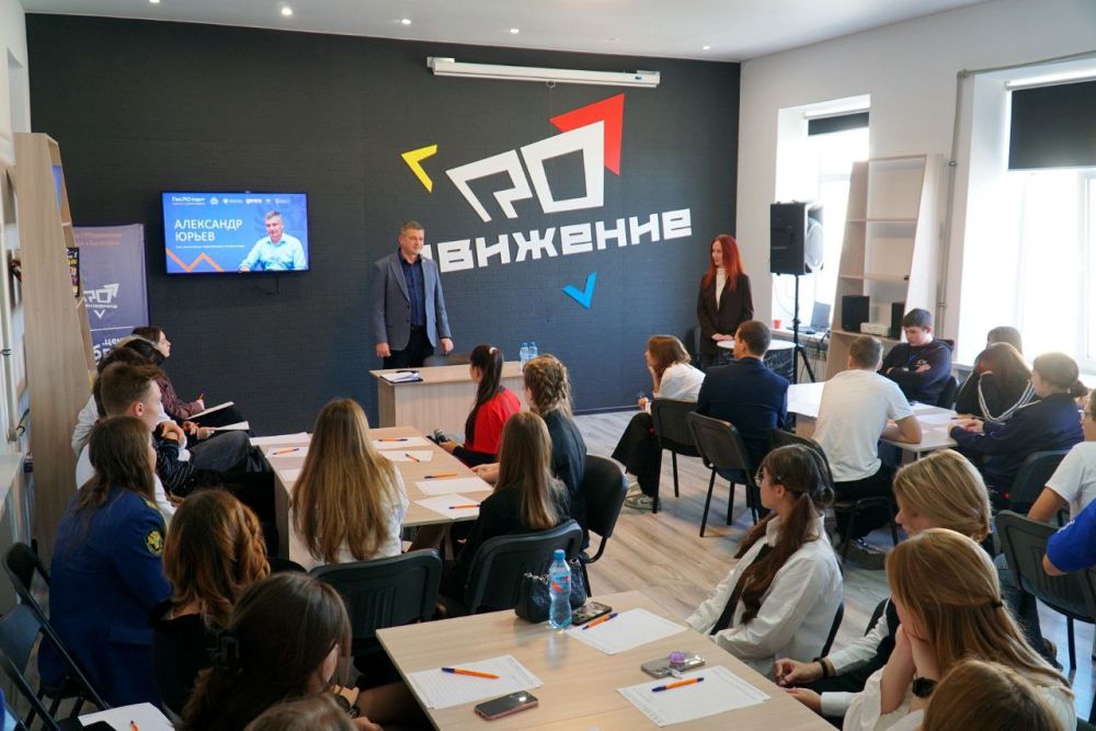 Александр Юрьев: Сегодня в рамках программы «ГосСтарт. Диалог» встретился с евпаторийскими студентами и школьниками в молодёжном центре «ПРОдвижение» Александр Юрьев: Сегодня в рамках программы «ГосСтарт. Диалог» встретился с евпаторийскими студентами и школьниками в молодёжном центре «ПРОдвижение»