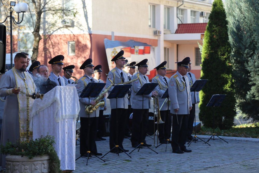 В Крыму почтили память сотрудников органов внутренних дел, погибших при исполнении служебных обязанностей В Крыму почтили память сотрудников органов внутренних дел, погибших при исполнении служебных обязанностей