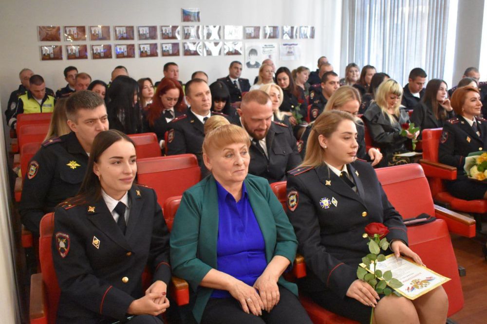Галина Огнёва: В преддверии Дня сотрудника органов внутренних дел Российской Федерации с радостью поздравила сотрудников полиции города Алушты с праздником, а также вручила почетные грамоты и благодарности заслуженным работникам Галина Огнёва: В преддверии Дня сотрудника органов внутренних дел Российской Федерации с радостью поздравила сотрудников полиции города Алушты с праздником, а также вручила почетные грамоты и благодарности заслуженным работникам