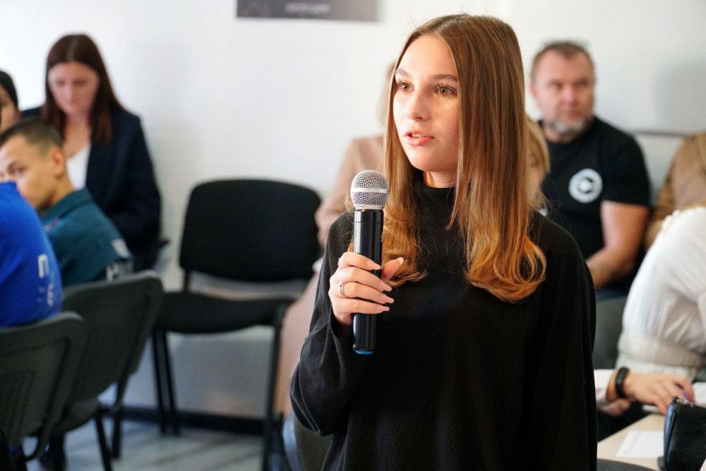 Александр Юрьев: Сегодня в рамках программы «ГосСтарт. Диалог» встретился с евпаторийскими студентами и школьниками в молодёжном центре «ПРОдвижение» Александр Юрьев: Сегодня в рамках программы «ГосСтарт. Диалог» встретился с евпаторийскими студентами и школьниками в молодёжном центре «ПРОдвижение»
