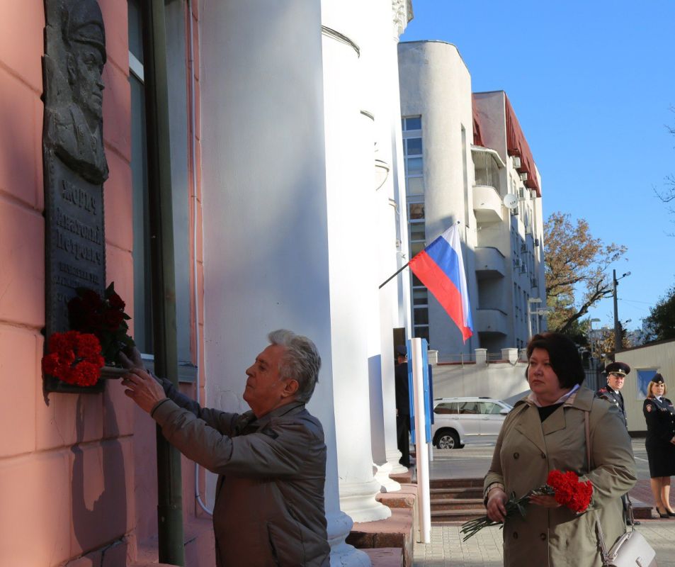 В Крыму почтили память сотрудников органов внутренних дел, погибших при исполнении служебных обязанностей В Крыму почтили память сотрудников органов внутренних дел, погибших при исполнении служебных обязанностей