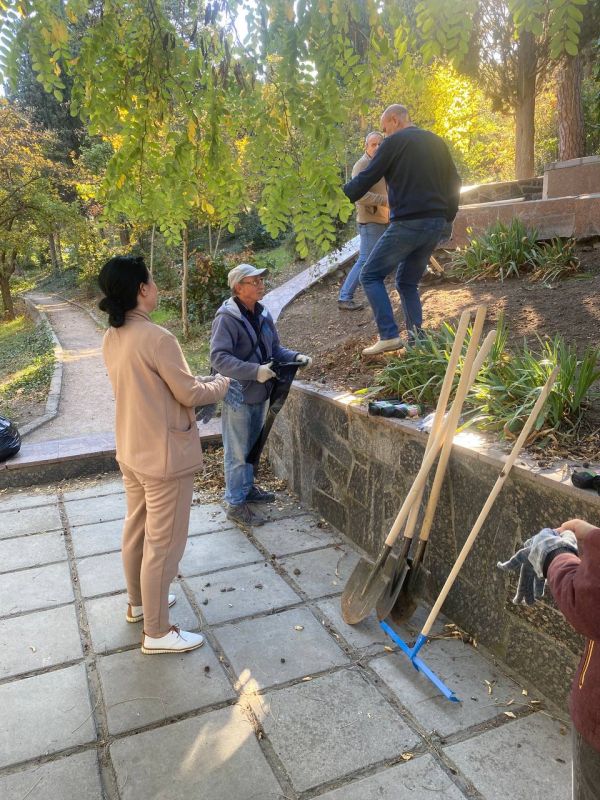 Галина Огнёва: Тёплая Крымская осень – поистине волшебное время, когда природа радует нас яркими красками и золотым сиянием Галина Огнёва: Тёплая Крымская осень – поистине волшебное время, когда природа радует нас яркими красками и золотым сиянием
