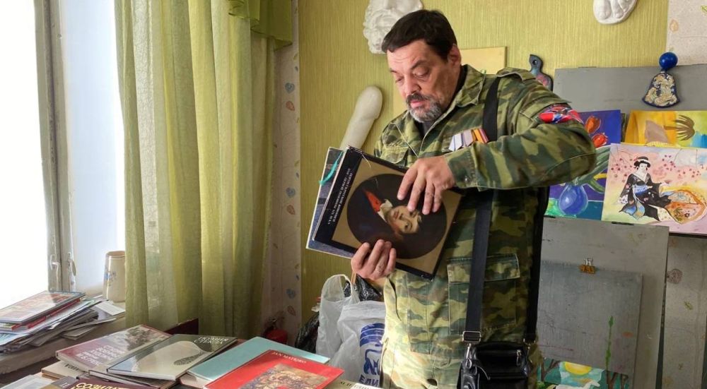 «Единая Россия» в Херсонской области передала в художественную школу Геническа книги по истории и основам искусства, живописи и скульптуры «Единая Россия» в Херсонской области передала в художественную школу Геническа книги по истории и основам искусства, живописи и скульптуры