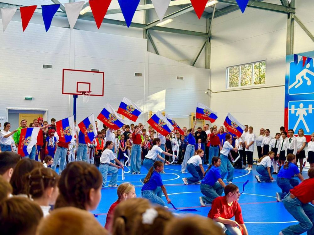 В Симферополе в образовательном учреждении «Лингвист» открылся новый модульный спортивный зал В Симферополе в образовательном учреждении «Лингвист» открылся новый модульный спортивный зал