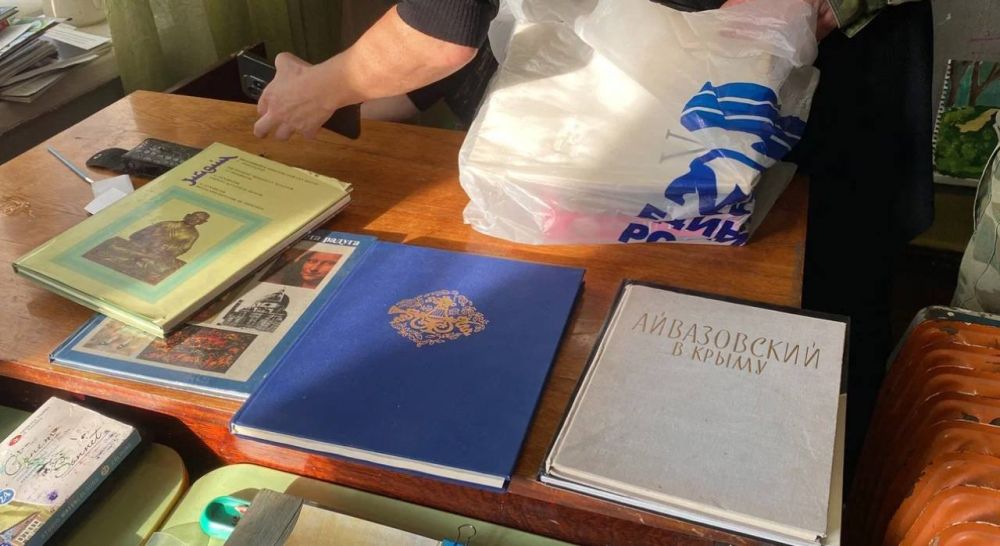 «Единая Россия» в Херсонской области передала в художественную школу Геническа книги по истории и основам искусства, живописи и скульптуры «Единая Россия» в Херсонской области передала в художественную школу Геническа книги по истории и основам искусства, живописи и скульптуры