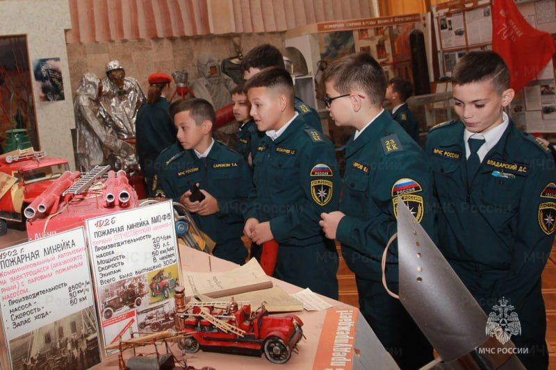 Смена растет: симферопольские кадеты знакомятся с профессией огнеборцев Смена растет: симферопольские кадеты знакомятся с профессией огнеборцев