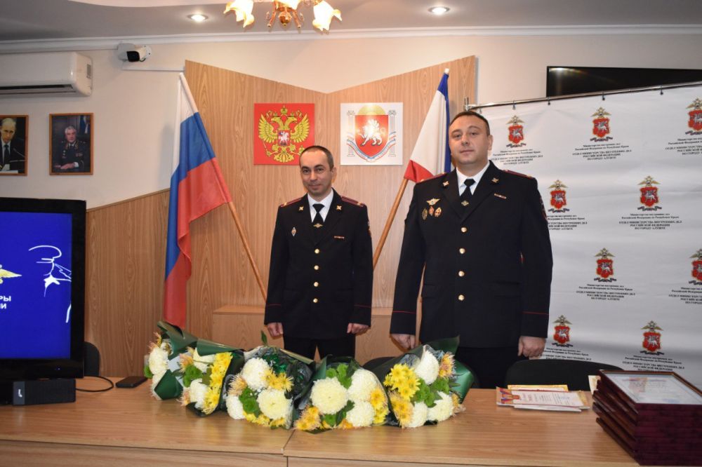 В Алуште сотрудников полиции поздравили с профессиональным праздником В Алуште сотрудников полиции поздравили с профессиональным праздником