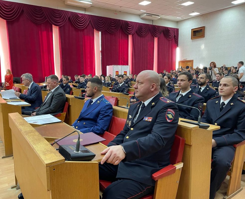 В сессионном зале Симферопольского городского совета состоялся концерт, посвященный Дню сотрудника органов внутренних дел РФ В сессионном зале Симферопольского городского совета состоялся концерт, посвященный Дню сотрудника органов внутренних дел РФ