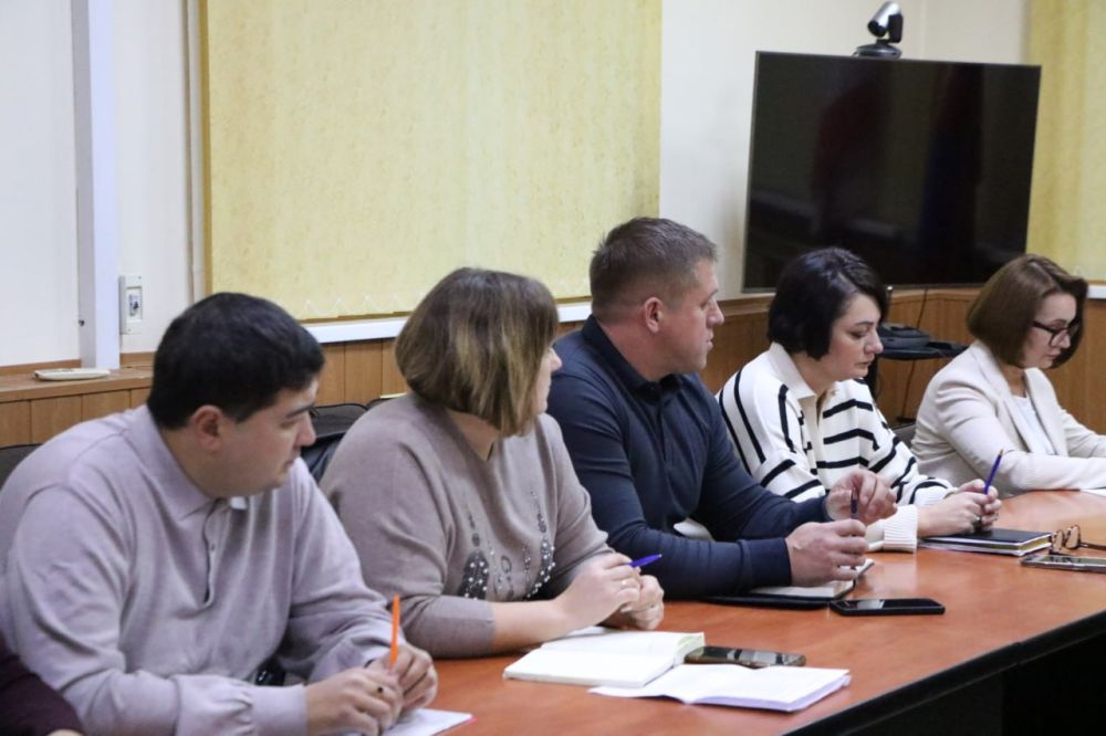 Ольга Урайкина: Под председательством заместителя Председателя Бахчисарайского районного совета Михаила Колкунова состоялось еженедельное совещание с главами поселений Ольга Урайкина: Под председательством заместителя Председателя Бахчисарайского районного совета Михаила Колкунова состоялось еженедельное совещание с главами поселений