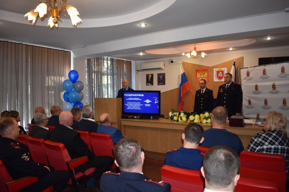 В Алуште сотрудников полиции поздравили с профессиональным праздником В Алуште сотрудников полиции поздравили с профессиональным праздником