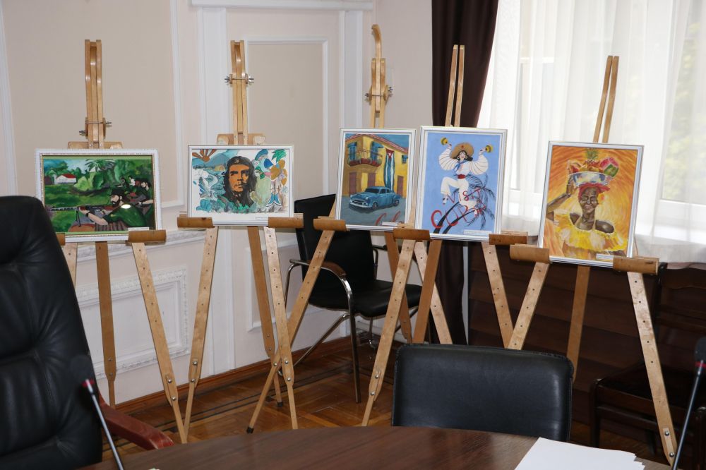 Ирина Кивико наградила победителей конкурса творческих работ «Россия - Куба. История дружбы», посвященного 60-летию со дня основания Российского общества дружбы с Кубой Ирина Кивико наградила победителей конкурса творческих работ «Россия - Куба. История дружбы», посвященного 60-летию со дня основания Российского общества дружбы с Кубой