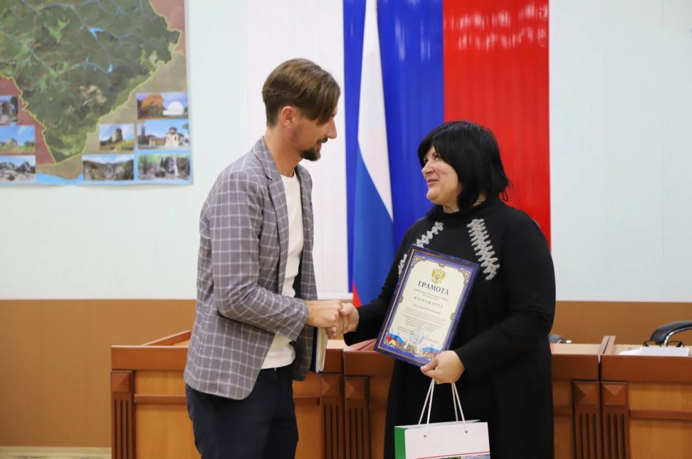 На аппаратном совещании за добросовестный труд, высокий профессионализм, ответственное выполнение должностных обязанностей... На аппаратном совещании за добросовестный труд, высокий профессионализм, ответственное выполнение должностных обязанностей...