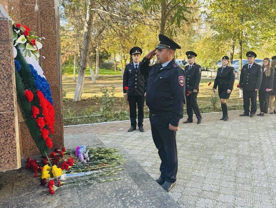 Сотрудники полиции в г. Саки приняли участие в памятном митинге Сотрудники полиции в г. Саки приняли участие в памятном митинге