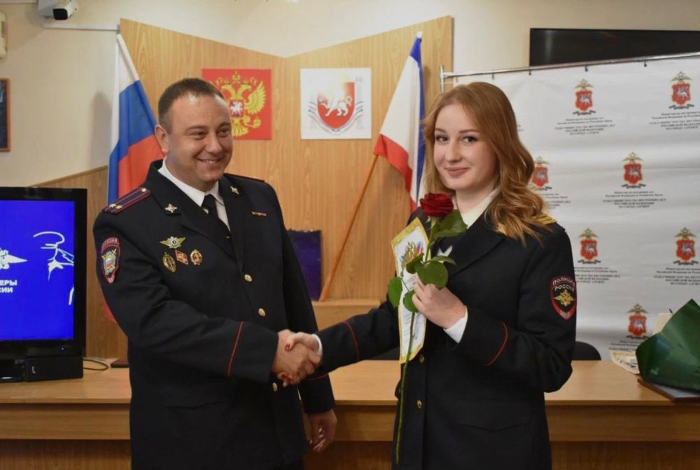 В Алуште сотрудников полиции поздравили с профессиональным праздником В Алуште сотрудников полиции поздравили с профессиональным праздником