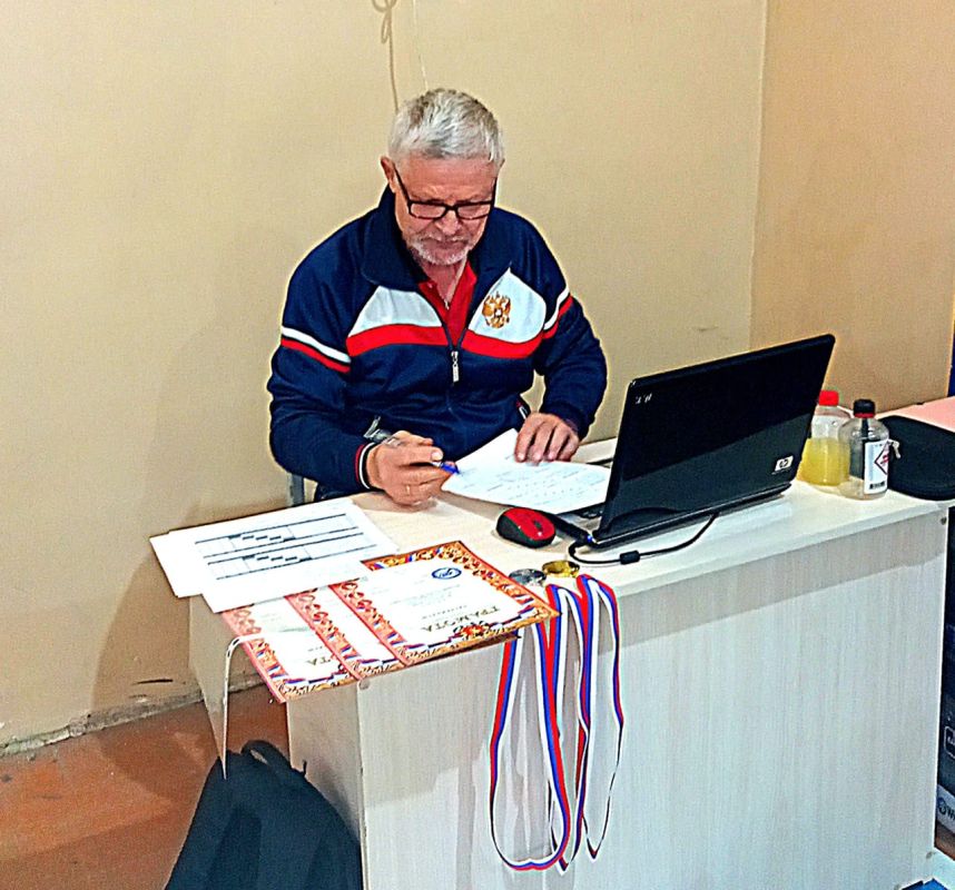 #знайнаших. В Керчи прошёл турнир по настольному теннису, приуроченный ко Дню ветеранов спорта. Соревнования состоялись 10 ноября в спортивном зале школы № 17 имени Веры Белик #знайнаших. В Керчи прошёл турнир по настольному теннису, приуроченный ко Дню ветеранов спорта. Соревнования состоялись 10 ноября в спортивном зале школы № 17 имени Веры Белик