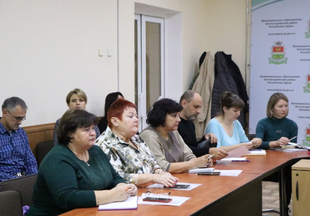 Ольга Урайкина: Под председательством заместителя Председателя Бахчисарайского районного совета Михаила Колкунова состоялось еженедельное совещание с главами поселений Ольга Урайкина: Под председательством заместителя Председателя Бахчисарайского районного совета Михаила Колкунова состоялось еженедельное совещание с главами поселений