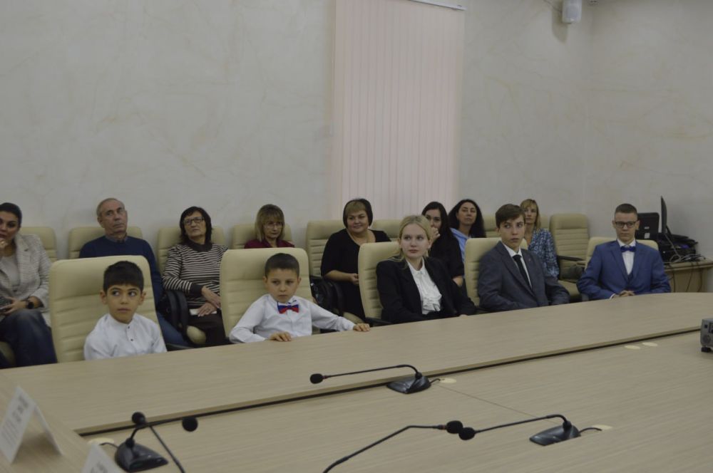 Валентина Лаврик: Совместно с сенатором Республики Крым Юрием Нимченко поздравила победителей восьмой Всероссийской детской творческой школы-конкурса в сфере развития и продвижения территорий «Портрет твоего края» Валентина Лаврик: Совместно с сенатором Республики Крым Юрием Нимченко поздравила победителей восьмой Всероссийской детской творческой школы-конкурса в сфере развития и продвижения территорий «Портрет твоего края»