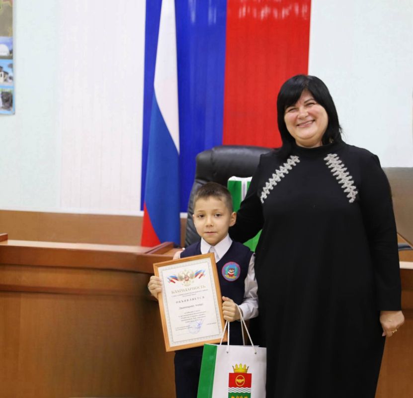В администрации Бахчисарайского района наградили лучшие видеоролики с поздравлениями ко Дню народного единства В администрации Бахчисарайского района наградили лучшие видеоролики с поздравлениями ко Дню народного единства