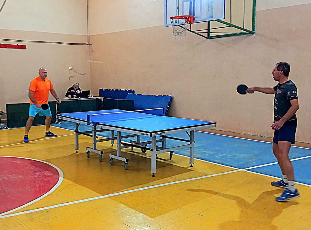 #знайнаших. В Керчи прошёл турнир по настольному теннису, приуроченный ко Дню ветеранов спорта. Соревнования состоялись 10 ноября в спортивном зале школы № 17 имени Веры Белик #знайнаших. В Керчи прошёл турнир по настольному теннису, приуроченный ко Дню ветеранов спорта. Соревнования состоялись 10 ноября в спортивном зале школы № 17 имени Веры Белик