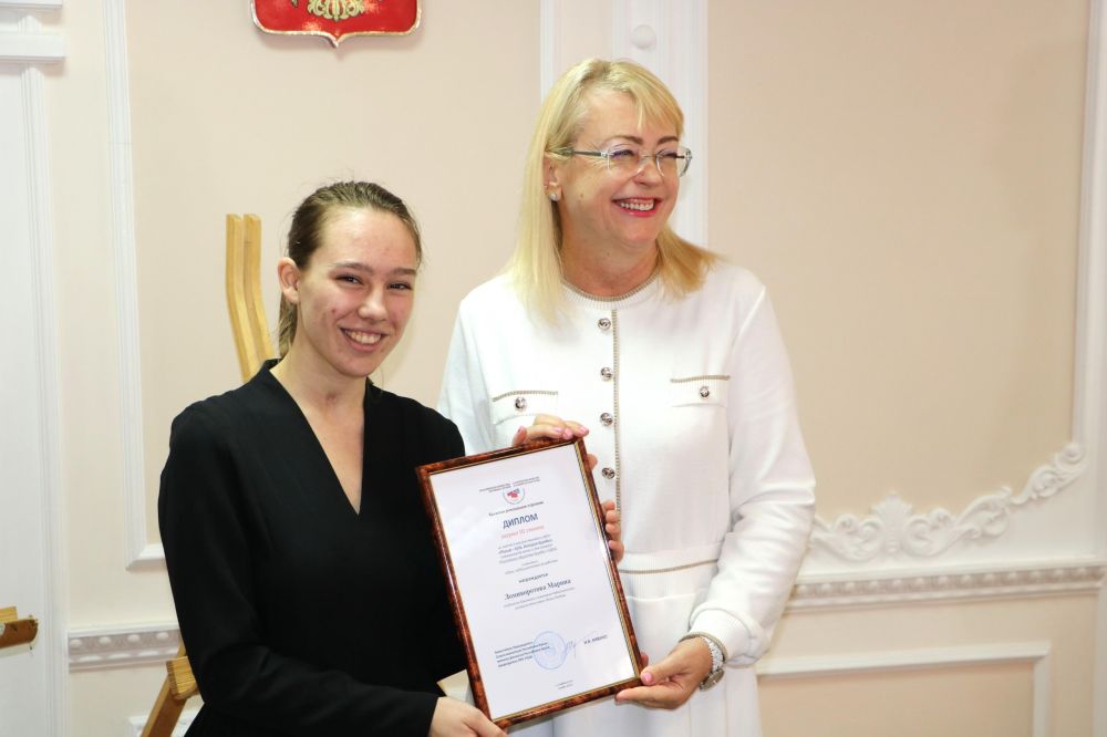 Ирина Кивико наградила победителей конкурса творческих работ «Россия - Куба. История дружбы», посвященного 60-летию со дня основания Российского общества дружбы с Кубой Ирина Кивико наградила победителей конкурса творческих работ «Россия - Куба. История дружбы», посвященного 60-летию со дня основания Российского общества дружбы с Кубой