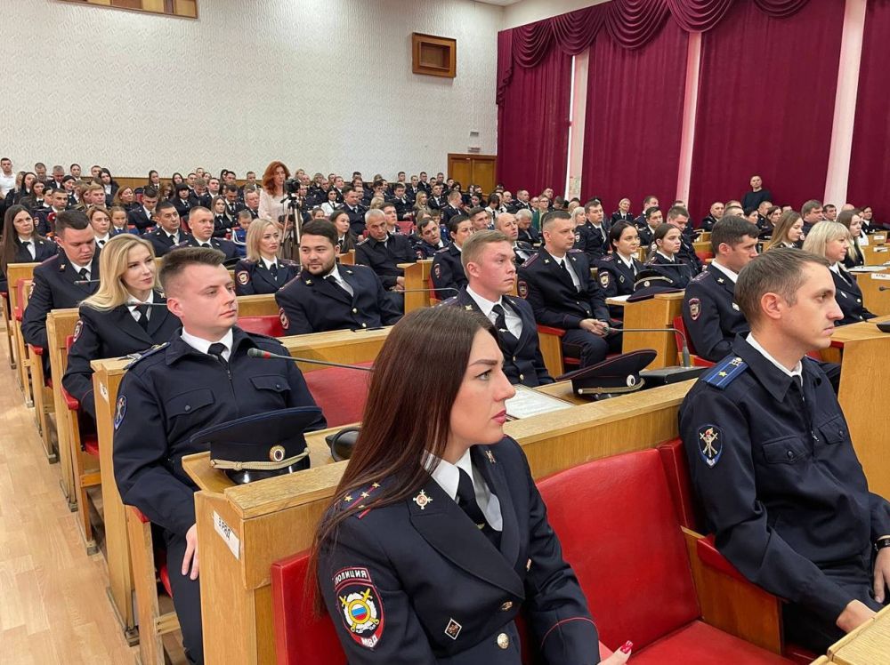 В сессионном зале Симферопольского городского совета состоялся концерт, посвященный Дню сотрудника органов внутренних дел РФ В сессионном зале Симферопольского городского совета состоялся концерт, посвященный Дню сотрудника органов внутренних дел РФ