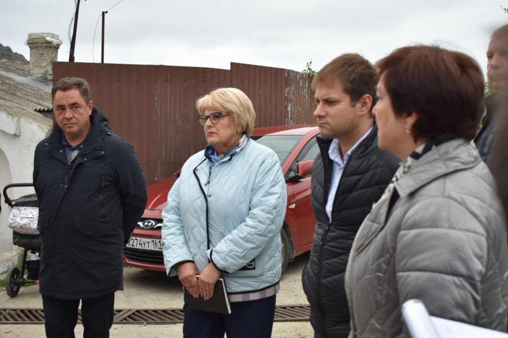 Галина Огнёва: Несмотря на пасмурную и прохладную осеннюю погоду, неравнодушные жители села Лавровое собрались на встречу с... Галина Огнёва: Несмотря на пасмурную и прохладную осеннюю погоду, неравнодушные жители села Лавровое собрались на встречу с...