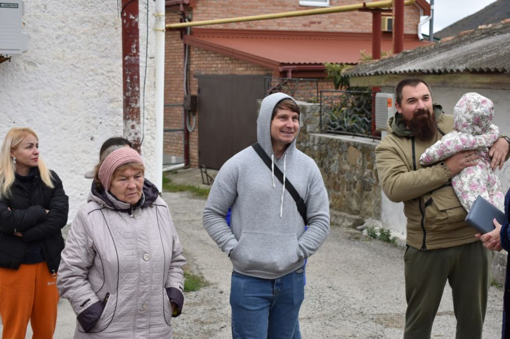 Галина Огнёва: Несмотря на пасмурную и прохладную осеннюю погоду, неравнодушные жители села Лавровое собрались на встречу с... Галина Огнёва: Несмотря на пасмурную и прохладную осеннюю погоду, неравнодушные жители села Лавровое собрались на встречу с...