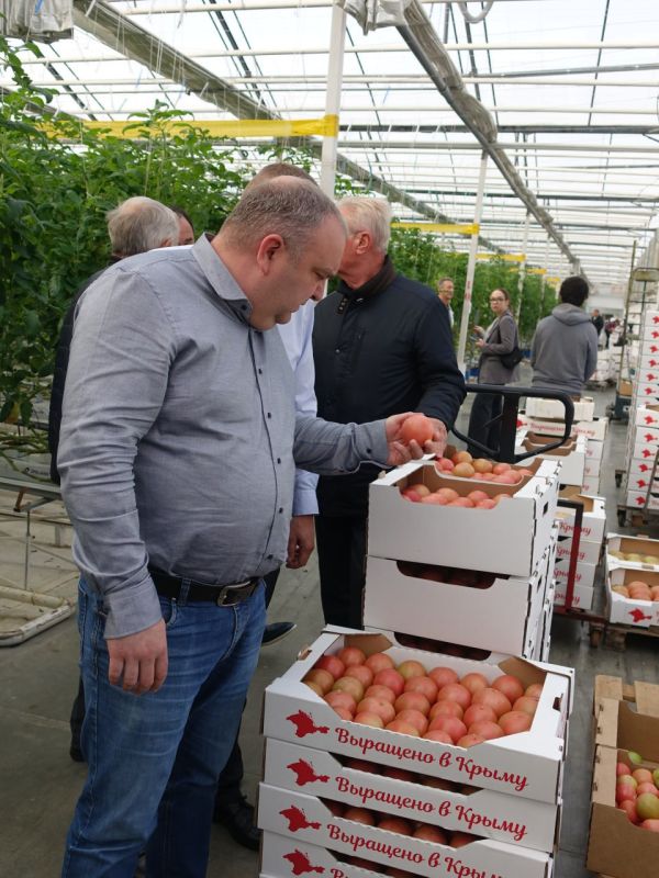 Делегация Минсельхоза Республики Крым во главе с министром Денисом Кратюком, а также председатель Комитета Государственного... Делегация Минсельхоза Республики Крым во главе с министром Денисом Кратюком, а также председатель Комитета Государственного...