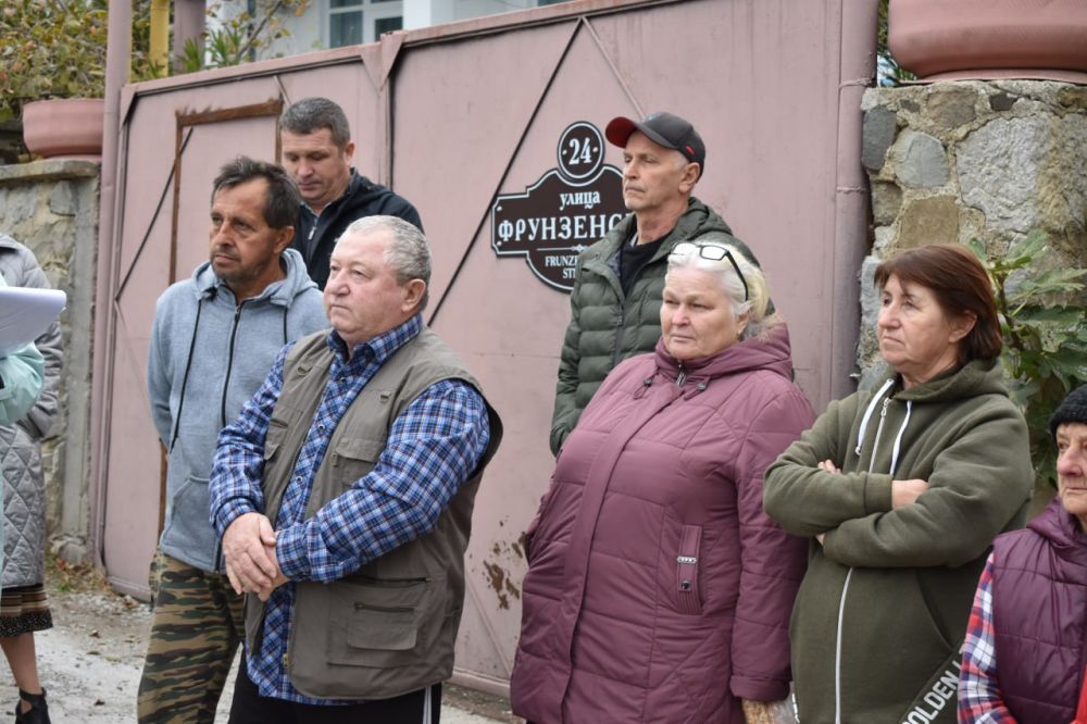 Галина Огнёва: Несмотря на пасмурную и прохладную осеннюю погоду, неравнодушные жители села Лавровое собрались на встречу с... Галина Огнёва: Несмотря на пасмурную и прохладную осеннюю погоду, неравнодушные жители села Лавровое собрались на встречу с...