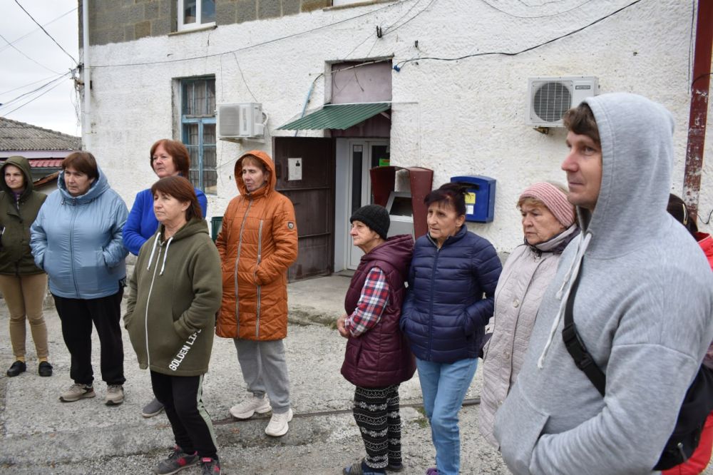 Галина Огнёва: Несмотря на пасмурную и прохладную осеннюю погоду, неравнодушные жители села Лавровое собрались на встречу с... Галина Огнёва: Несмотря на пасмурную и прохладную осеннюю погоду, неравнодушные жители села Лавровое собрались на встречу с...