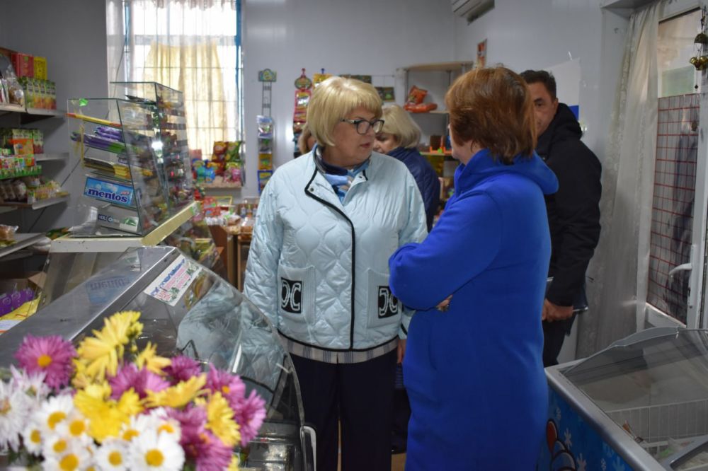 Галина Огнёва: Несмотря на пасмурную и прохладную осеннюю погоду, неравнодушные жители села Лавровое собрались на встречу с... Галина Огнёва: Несмотря на пасмурную и прохладную осеннюю погоду, неравнодушные жители села Лавровое собрались на встречу с...
