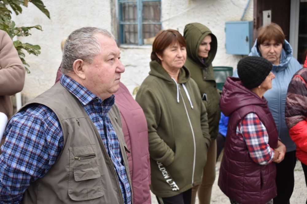 Галина Огнёва: Несмотря на пасмурную и прохладную осеннюю погоду, неравнодушные жители села Лавровое собрались на встречу с... Галина Огнёва: Несмотря на пасмурную и прохладную осеннюю погоду, неравнодушные жители села Лавровое собрались на встречу с...