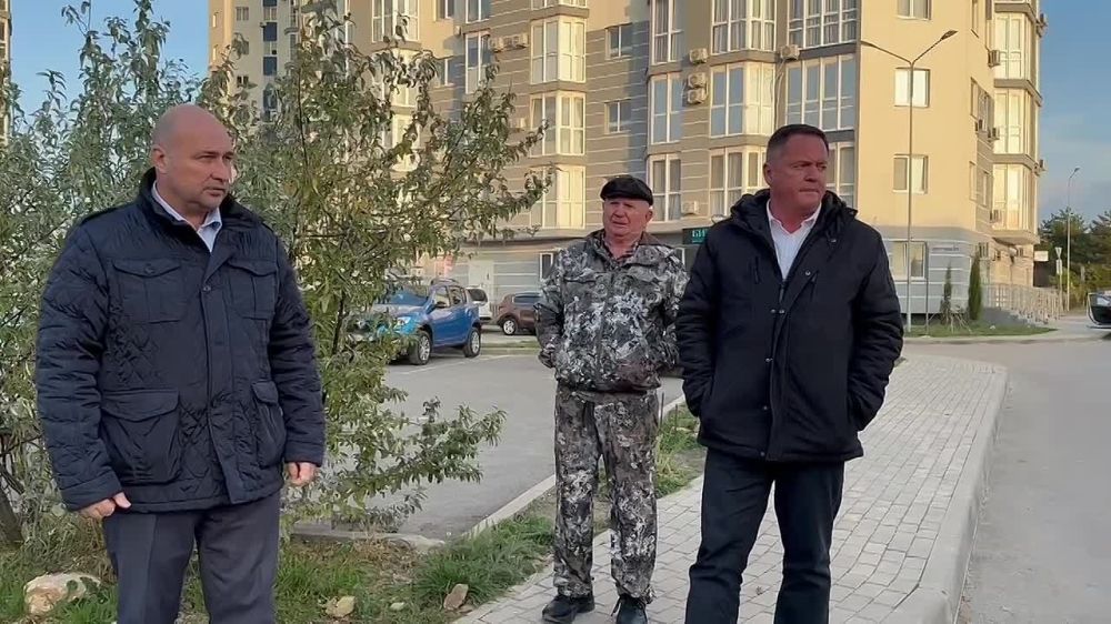 Владимир Немцев: Накануне встретился с жителями улицы Маринеско, чтобы проверить выполненные работы по обустройству тротуара к остановке «Улица Маринеско»