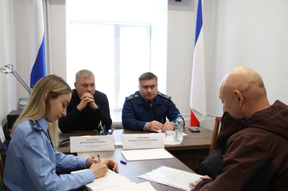 Игорь Ткаченко: Сегодня принял участие в выездном приеме граждан, который провел прокурор города Феодосии Роман Александрович Штрыков Игорь Ткаченко: Сегодня принял участие в выездном приеме граждан, который провел прокурор города Феодосии Роман Александрович Штрыков