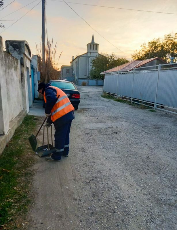 За порядком на улицах нашего города ежедневно следят уборщики территорий — те самые люди, которые делают наш город чистым и комфортным За порядком на улицах нашего города ежедневно следят уборщики территорий — те самые люди, которые делают наш город чистым и комфортным